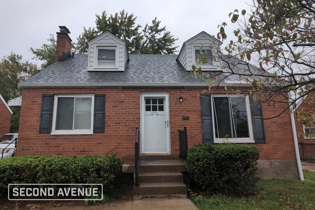 1711 Centerridge Ave in Cincinnati, OH - Building Photo