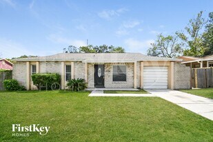 1104 Tiburon Dr in Seffner, FL - Building Photo