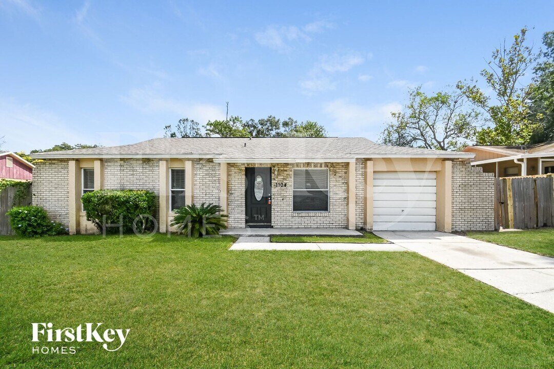 1104 Tiburon Dr in Seffner, FL - Building Photo