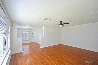 268 E Mill St in New Braunfels, TX - Building Photo - Building Photo