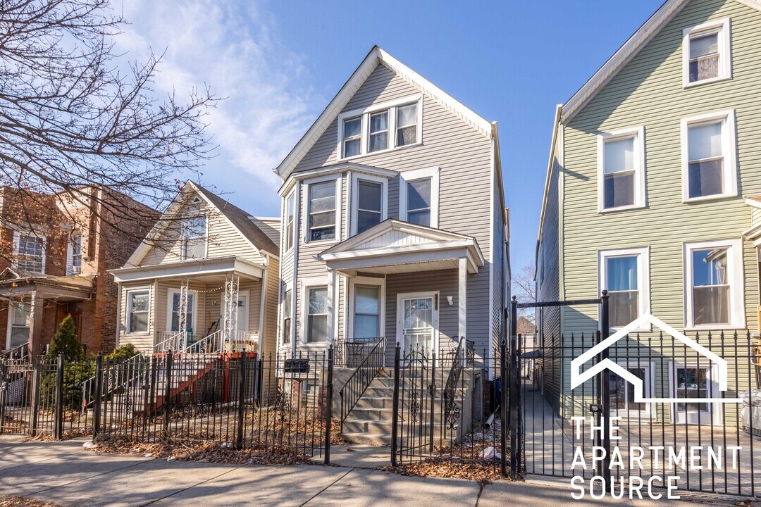 2334 N Ridgeway Ave, Unit 3 in Chicago, IL - Foto de edificio
