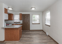 2124 Grant St, Unit Remodeled 2 bed 1 bath in Bettendorf, IA - Building Photo - Building Photo