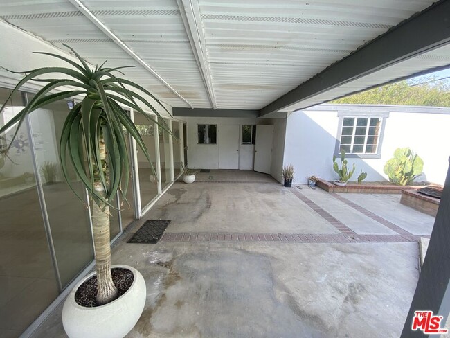 212 N Airlane Dr in Palm Springs, CA - Foto de edificio - Building Photo