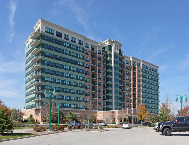 The Residences at Seven Bridges in Woodridge, IL - Foto de edificio - Building Photo