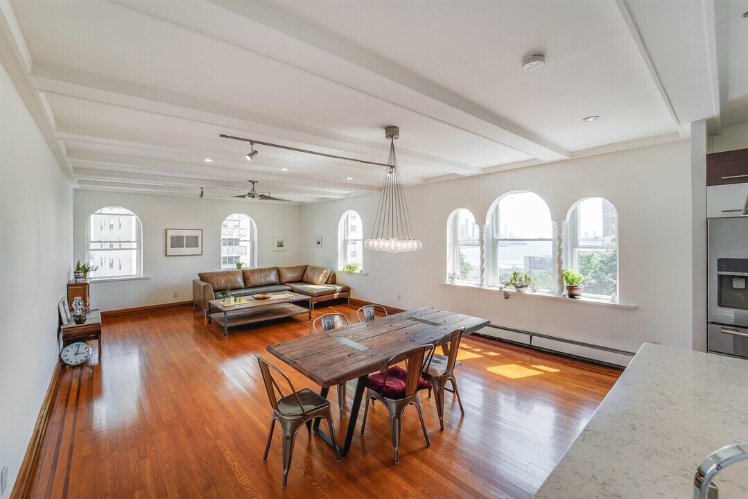 6701 JFK Blvd E in West New York, NJ - Building Photo