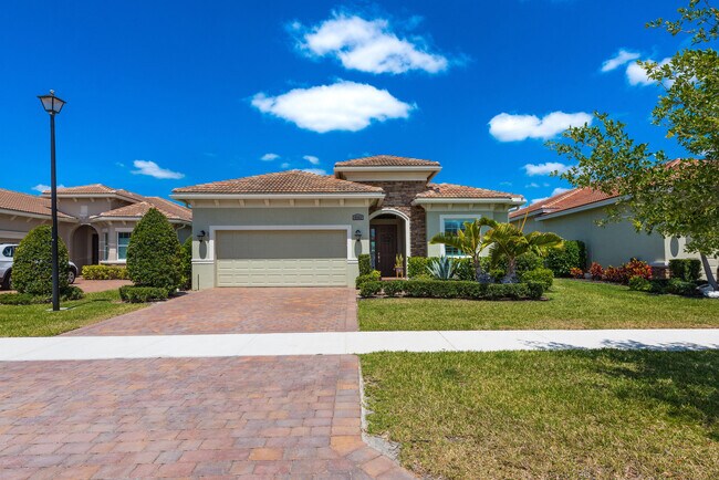 8762 SW Montova Way in Port St. Lucie, FL - Building Photo - Building Photo