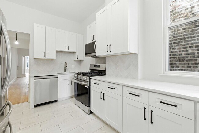 909 W Addison St in Chicago, IL - Building Photo - Building Photo