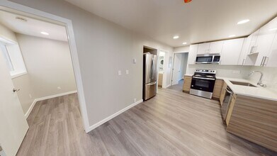 Sylvan Court in Seattle, WA - Foto de edificio - Interior Photo