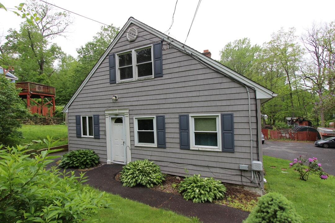 24 Brook St in Seymour, CT - Building Photo