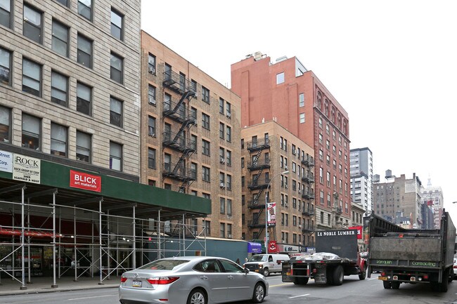 225 W 23rd St in New York, NY - Foto de edificio - Building Photo