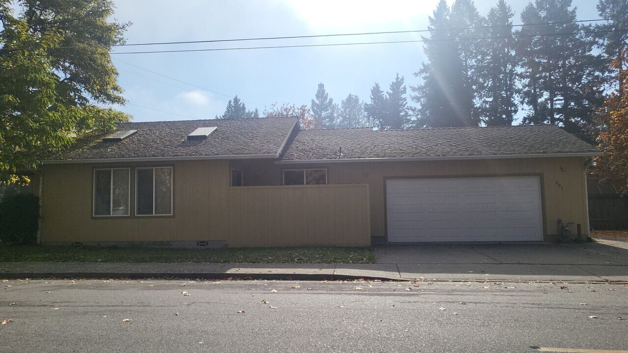 201 SW Central Ave in Grants Pass, OR - Building Photo