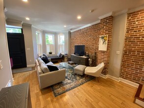 2033 13th St NW, Unit Upstairs Unit in Washington, DC - Building Photo - Building Photo