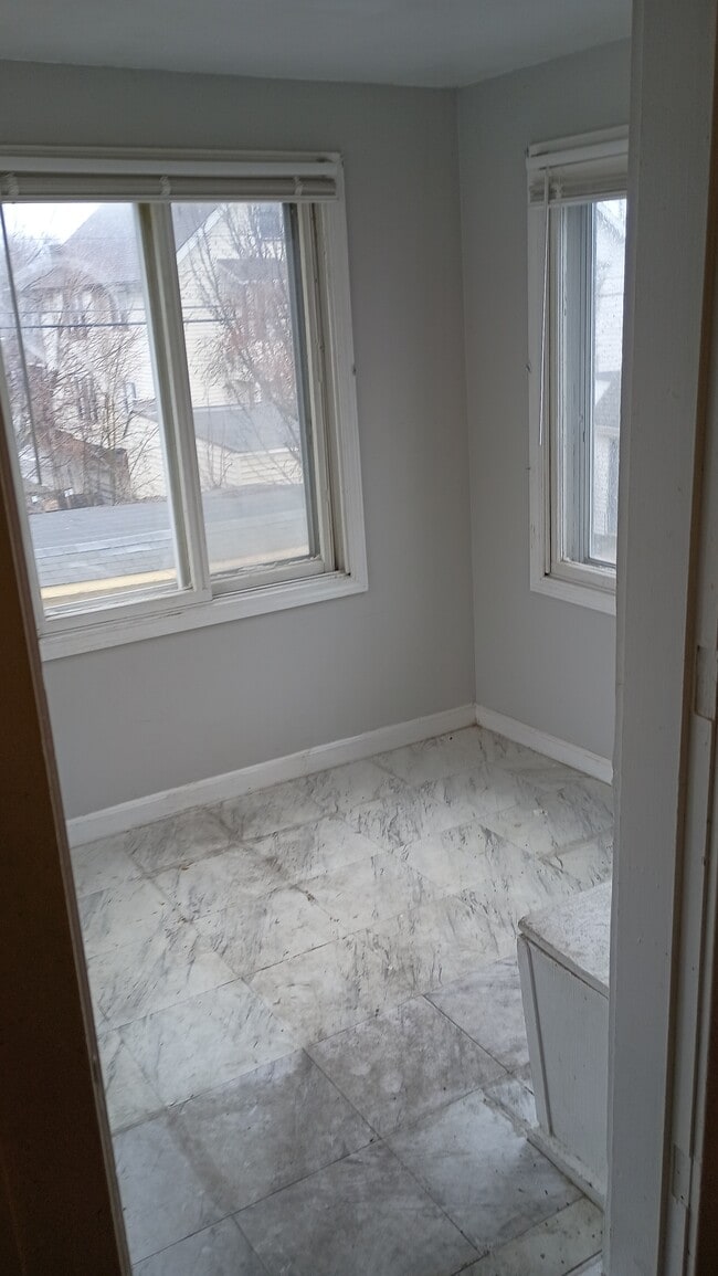 3683 W 136th St, Unit Upstairs apartment in Cleveland, OH - Foto de edificio - Building Photo