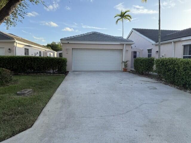 1045 Island Manor Dr in Greenacres, FL - Building Photo