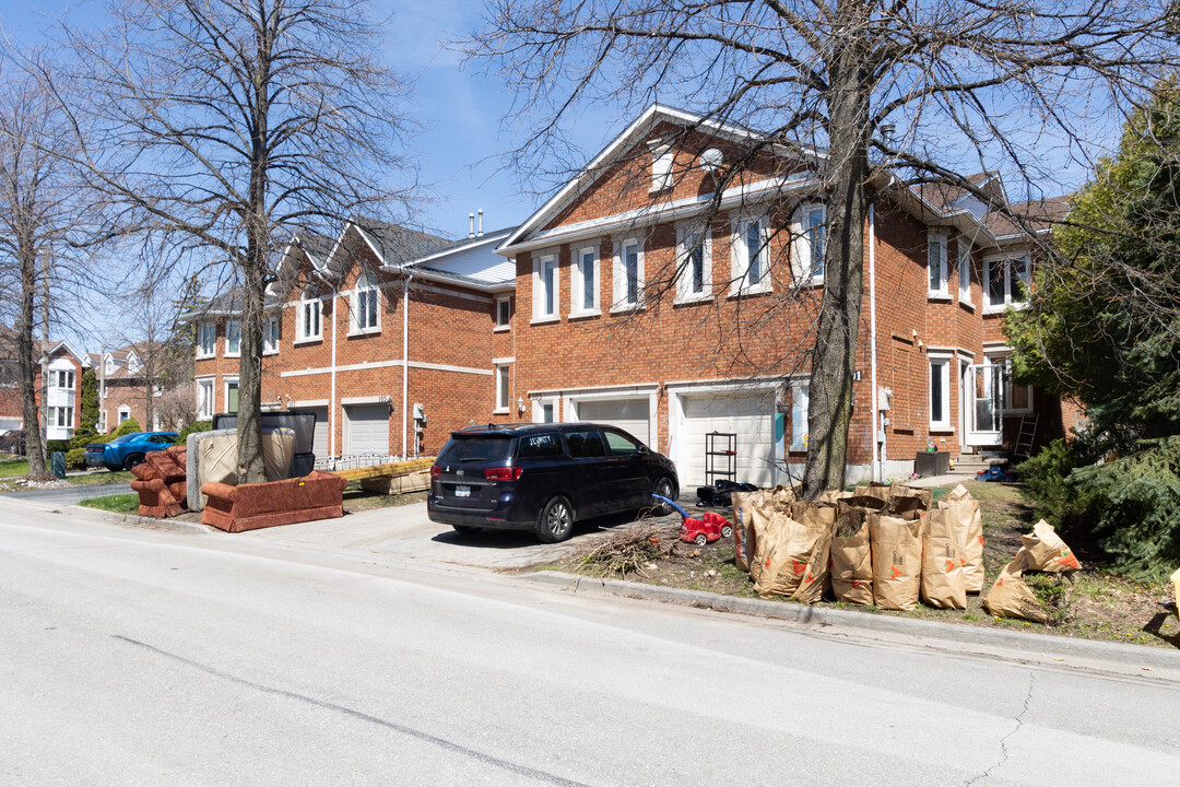 107 Brownstone Cir in Thornhill, ON - Building Photo