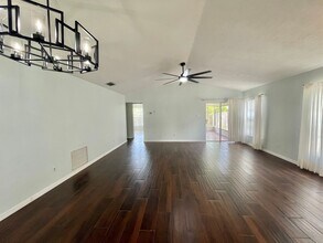 1442 Tiverton Dr in Brandon, FL - Building Photo - Building Photo