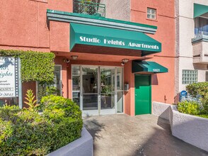 Studio Heights Apartments in North Hollywood, CA - Foto de edificio - Building Photo