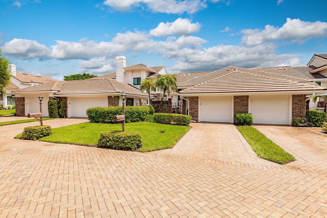 4018 Crayton Rd in Naples, FL - Foto de edificio