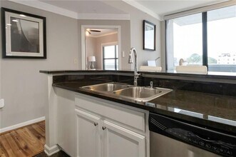 3040 Peachtree Rd in Atlanta, GA - Foto de edificio - Building Photo