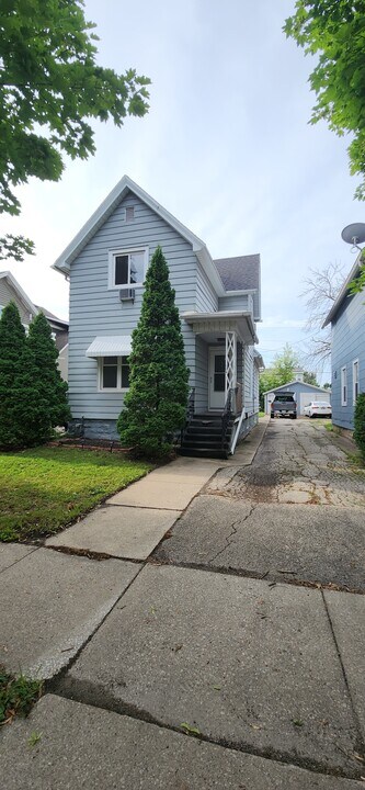 104 E 2nd St in Fond du Lac, WI - Foto de edificio