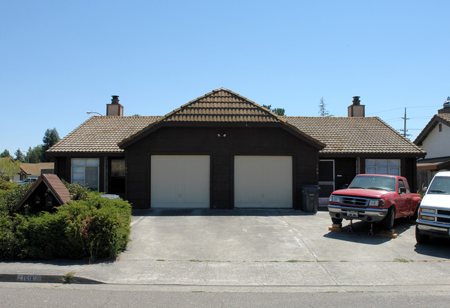 128 Bond Ave in Petaluma, CA - Foto de edificio - Building Photo