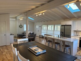 6 Courtland Dr in Narragansett, RI - Building Photo