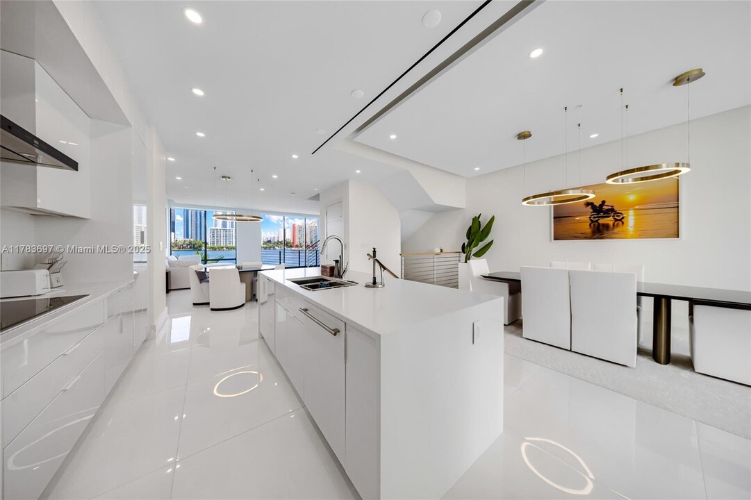 4009 NE 167th St in North Miami Beach, FL - Foto de edificio