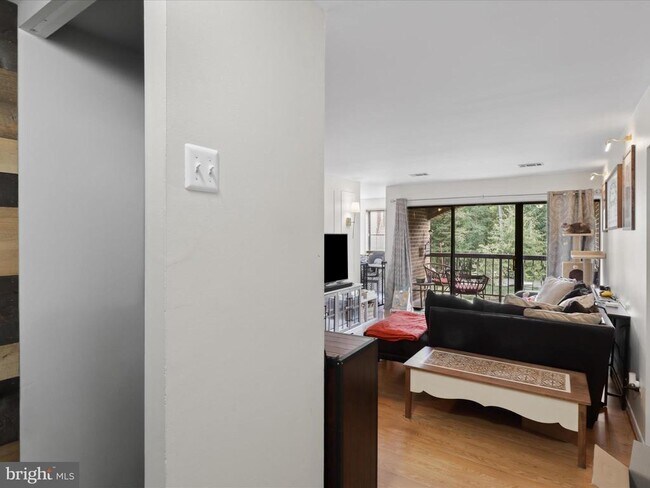 11232 Chestnut Grove Square in Reston, VA - Foto de edificio - Building Photo