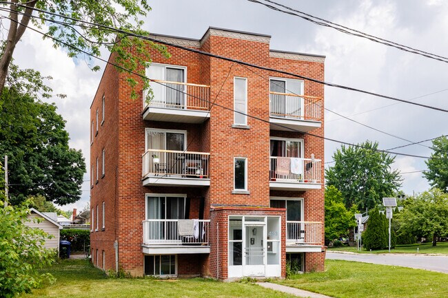 433 Des Prairies Boul in Laval, QC - Building Photo - Building Photo
