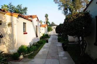 940-948 N Raymond Ave in Pasadena, CA - Foto de edificio - Building Photo