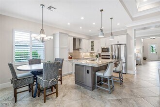 6487 Warwick Ave in Naples, FL - Foto de edificio - Building Photo