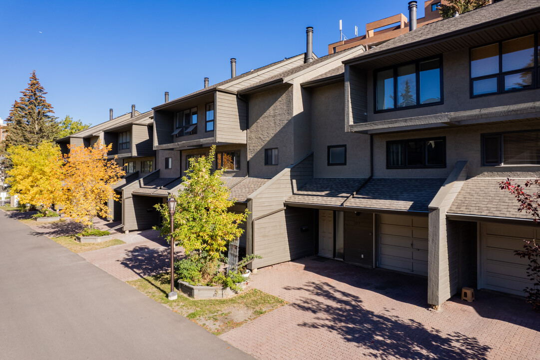 4935 Dalton Dr NW in Calgary, AB - Building Photo
