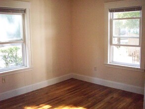 289 Foster St, Unit 1 in Boston, MA - Foto de edificio - Building Photo