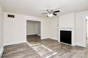 826 Cantwell St in Charlotte, NC - Building Photo