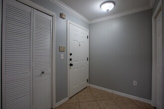 3591 Kernan Blvd S in Jacksonville, FL - Foto de edificio - Building Photo