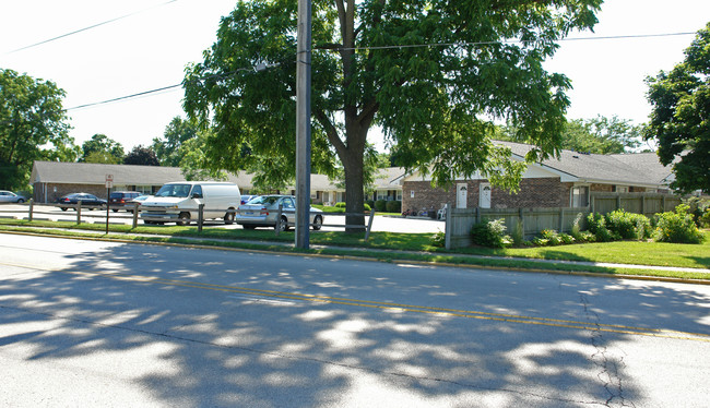 230 S Prospect St in Marengo, IL - Foto de edificio - Building Photo