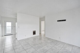 29 SW 8th Ave in Dania Beach, FL - Building Photo - Building Photo