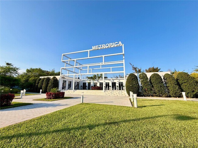 2000 Metropica Wy in Sunrise, FL - Building Photo - Building Photo