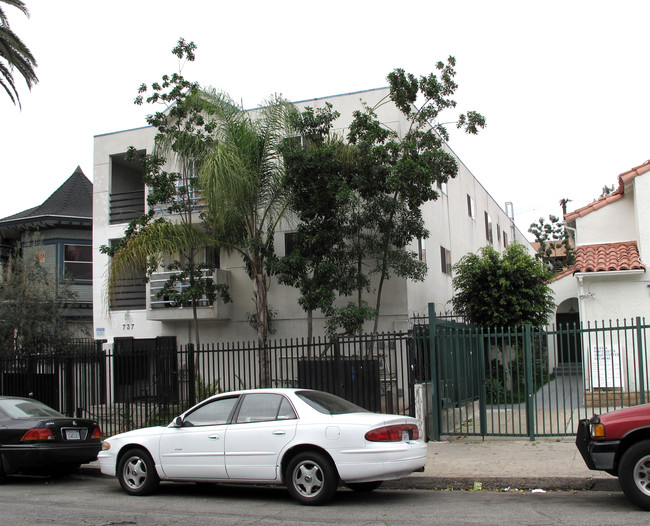 737 S Burlington Ave in Los Angeles, CA - Foto de edificio - Building Photo