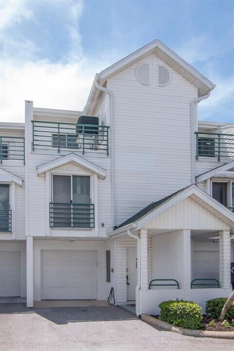 320 Island Way in Clearwater, FL - Building Photo