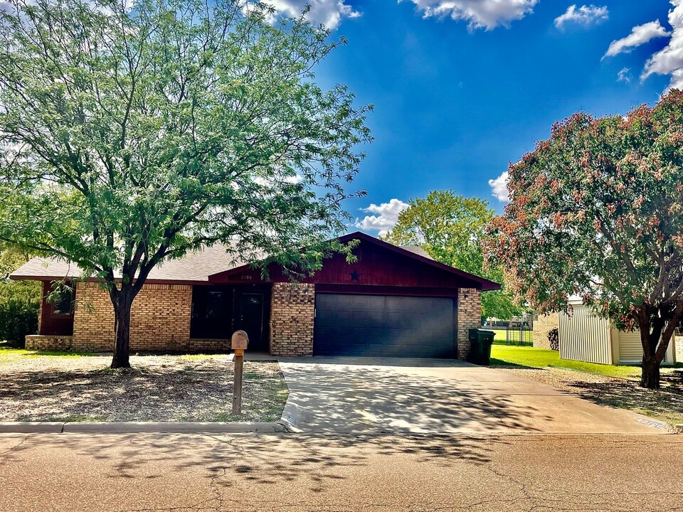 2100 Fairway Terrace in Clovis, NM - Building Photo