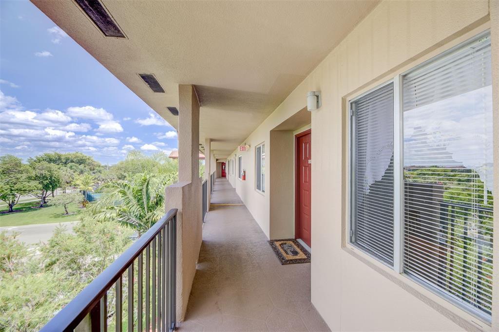 13700 SW 11th St, Unit 404A in Pembroke Pines, FL - Foto de edificio