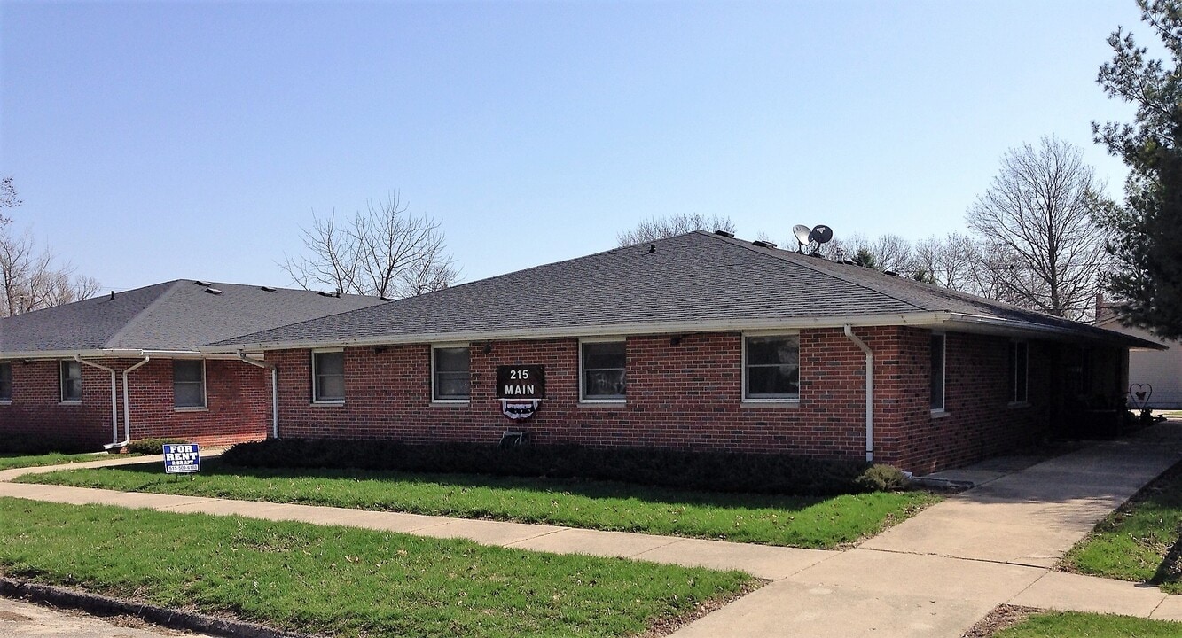215 Main St, Unit 8 in Melbourne, IA - Building Photo