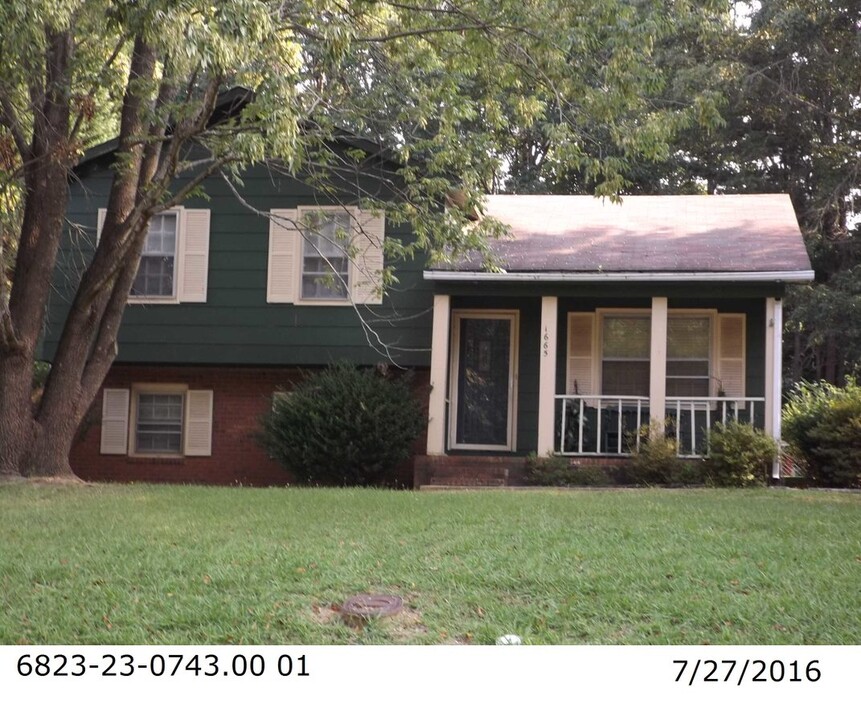 1665 Village Pl in Winston-Salem, NC - Building Photo