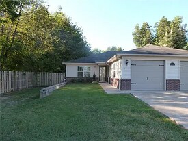 1118 E Harvard St in Siloam Springs, AR - Building Photo