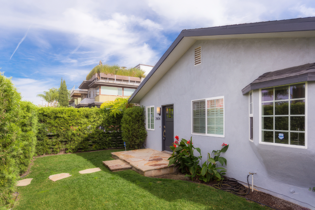 2404 Boone Ave in Los Angeles, CA - Building Photo - Building Photo