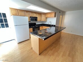 913 Willow Tree Dr in Las Vegas, NV - Building Photo - Building Photo