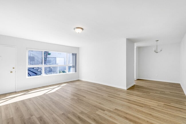 18545 Clark Street in Tarzana, CA - Foto de edificio - Interior Photo