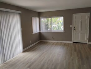301 Santa Isabel Ave, Unit 301 Santa Isabel in Costa Mesa, CA - Building Photo - Building Photo