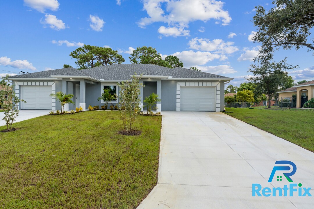 5038 Locke Ln in Lehigh Acres, FL - Foto de edificio